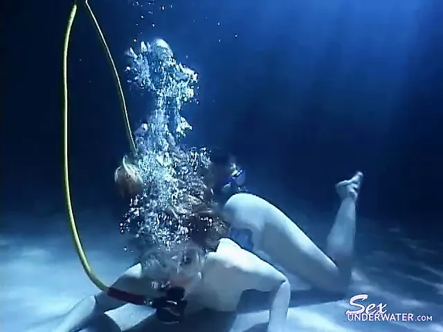 Ami Emerson - трах с аквалангом в ночное время