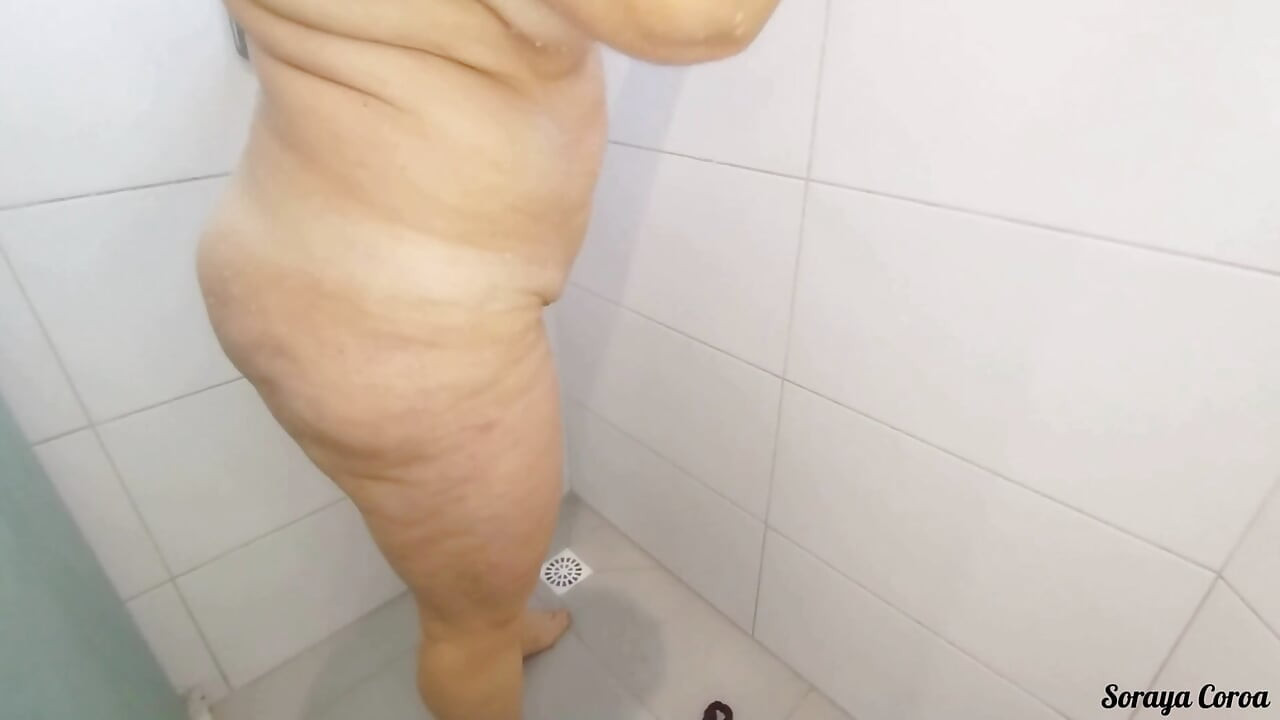 Mi madrastra me pidió que le ayudara a elegir las bragas después de la ducha