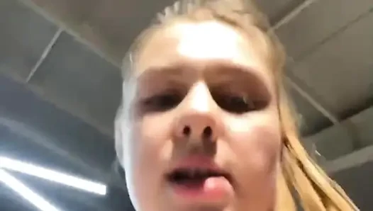 Jucielussie si gadis semok kulit putih lagi olahraga di gym