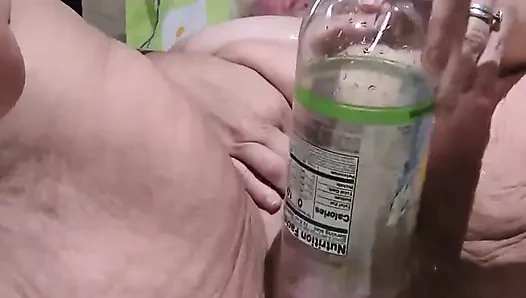 Verdammt, sie fickt eine flasche