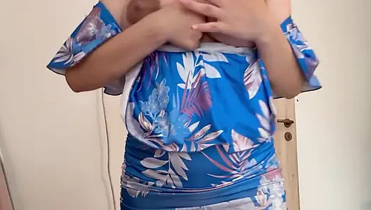 Adik tiri raksasa yang aku sembunyikan di kamar mandi di sebelah adik tiriku yang mungil dan ngungkap tubuh raksasaku padanya. Dia memang idaman semua pria