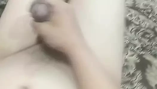 Kardeşin arkadaşı oğlanın mastürbasyon yapmasını izliyor
