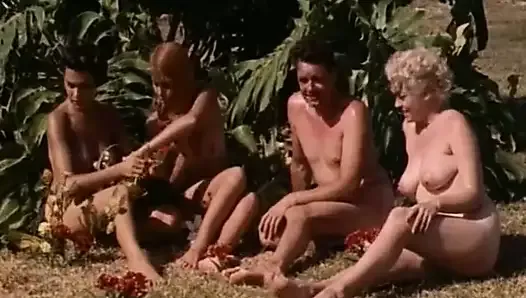Des filles nues s&#39;amusent dans une station nudiste (vintage des années 60)