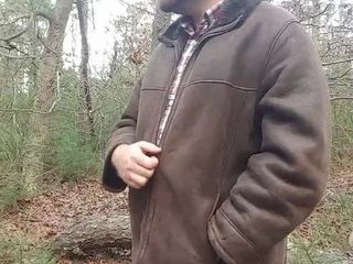 Sledujte, jak se svlékám v lese