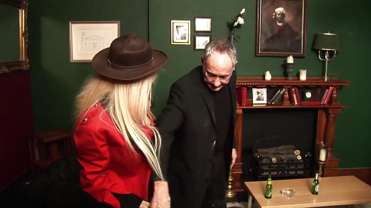 Dikongkek dalam pantat oleh zakar besar