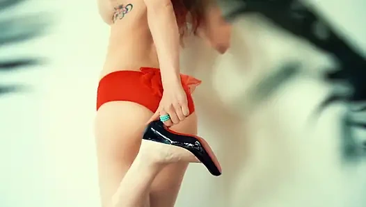 Kırmızı topuklu ayakkabılar: Burlesque pom-pom külotunu eşleştirmek için kırmızı tabanlı yüksek topuklu ayakkabılar giyiyorum