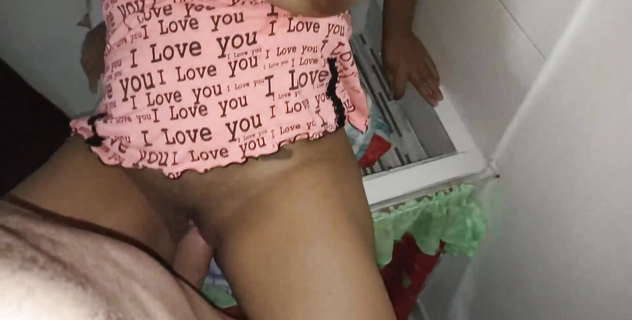 Büyük doğal memeli Kolombiyalı esmer üvey kız kardeş bahsi kaybediyor ve şimdi onunla ilgilenmeme izin veriyor