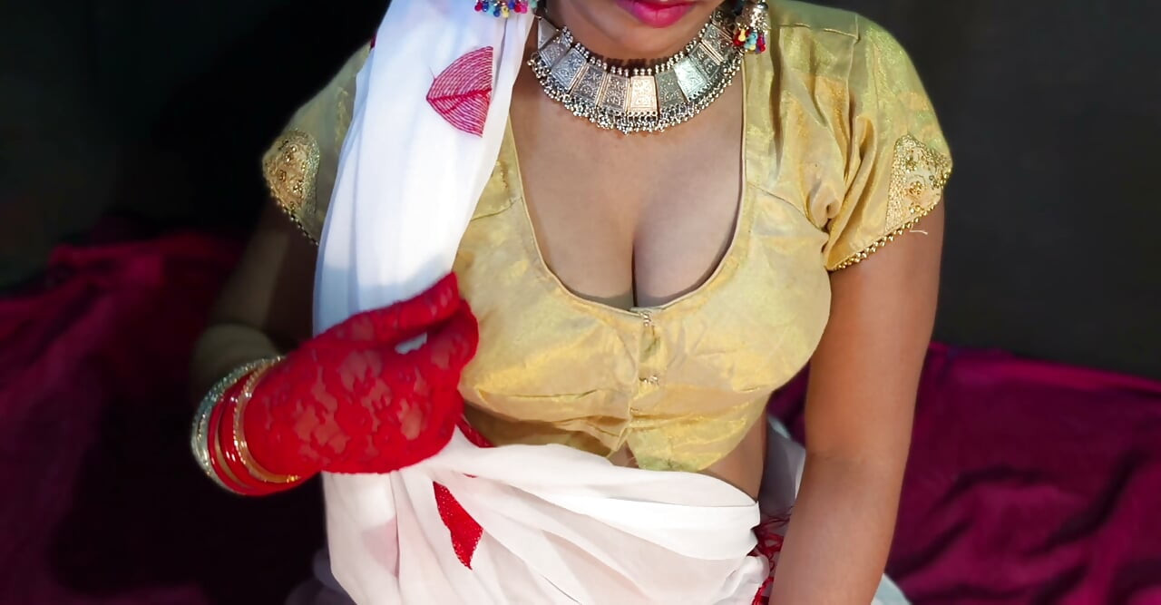 Desi żona robi mężowi loda w białym sari, prawdziwy desi romans, seks w łóżku, nowe filmy do chudai w desi stylu, pełna wersja