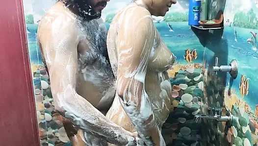 Banyo romantizmi ve elle muamele ans penis götünü ovuyor