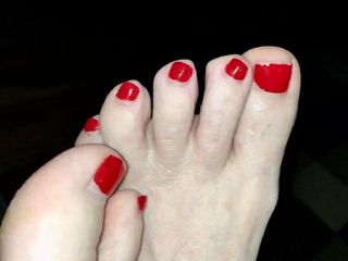 Adoro le dita dei piedi e i piedi sporchi di mia moglie