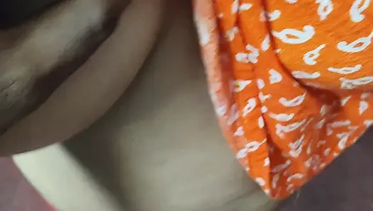 Bhabi ko ghar main ekala chud diye bistar pe