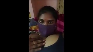 Telugu meia-irmã bigboobs mamilos inchados massagem suja falando para meio-irmão
