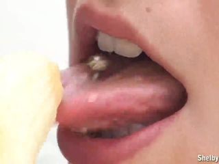 Shelby Moon eet banaan