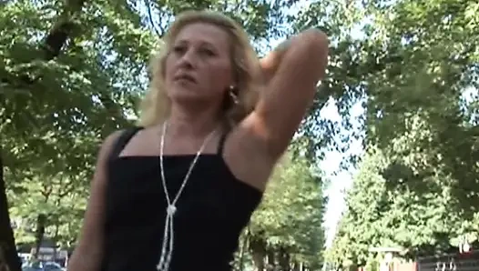 Ateşli İtalyan orta yaşlı seksi kadın tecrübesiz bir çocuğa nasıl sikişilir öğretiyor