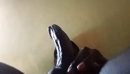 Büyük siyah yarağımı okşuyor