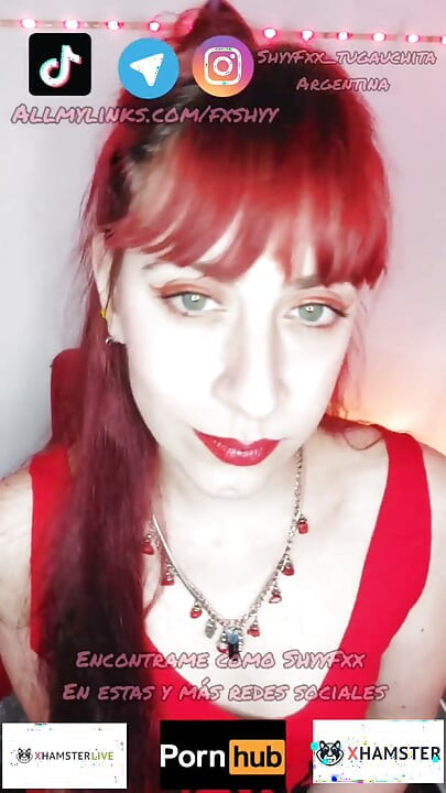 Shyyfxx把一部视频献给一个追随者, 这样他就把他的奶子献给了她的JOI