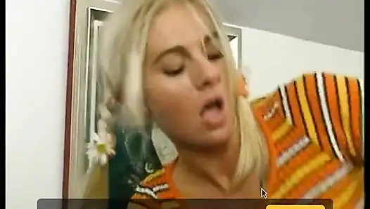 Вкусной юной блондинке захлопывают ее драгоценную киску и покрывают спермой