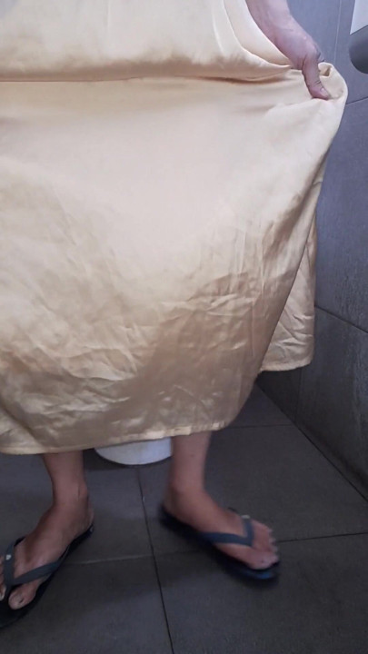 Cetim dourado, vestido longo, masturbação, porra | Clipe 2