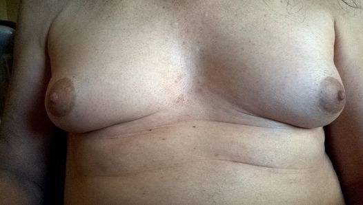 Mostrándome las tetas y masajeándolas