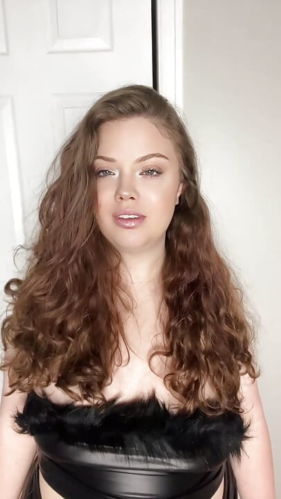 Nahka-MILF-domina myy sissy-poikansa roolileikissä