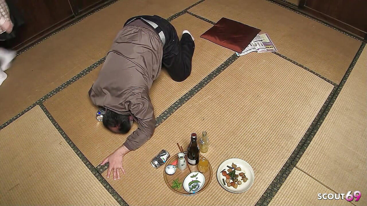 Stiefvader verleidt Aziatische spontane tiener Mai en neukt haar harige poesje