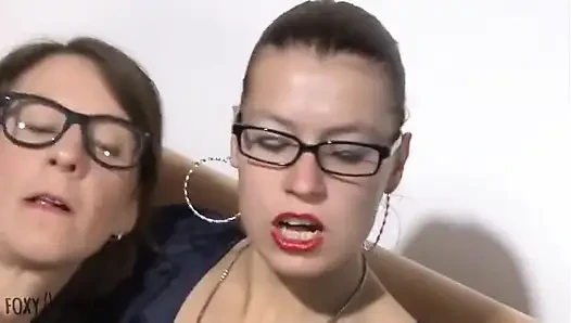 Zwei Beste Freundinnen Spielen Mit Einem Schwanz