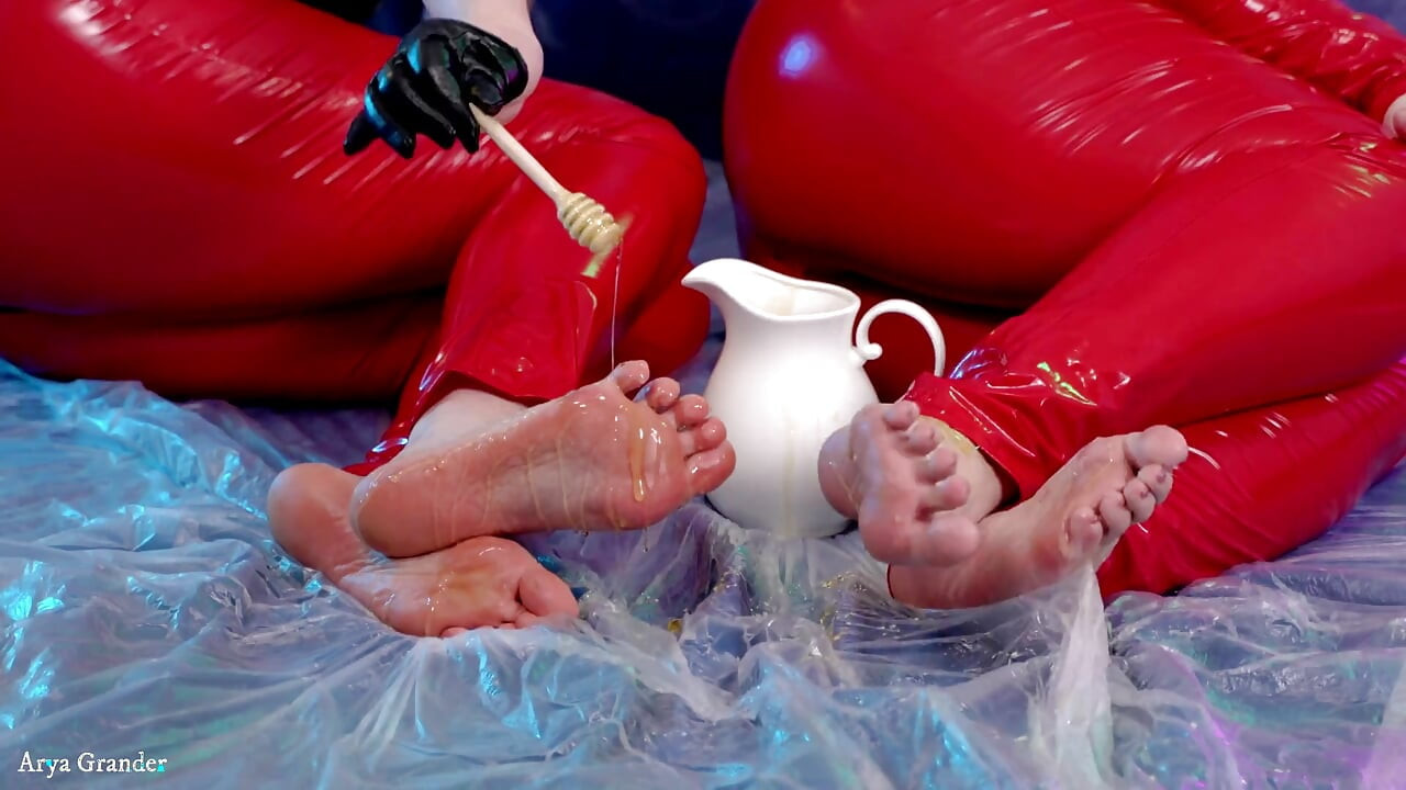 Anal game com plug e buceta fodem dildo sexo pés provocam gemendo com buceta suculenta