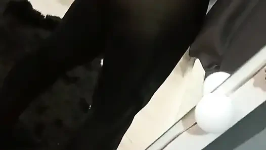 Pertunjukan fantasi liar cewek ini dengan celana dalam dan stoking seksi