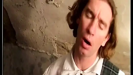 Hayalet sikiciler ve azgın sakinlerle perili malikanede herkesi orgazm ediyor!