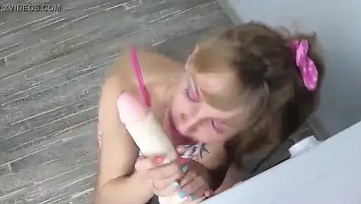 Video jadul dari Sasha Bikeyeva. Ngentot dildo besar