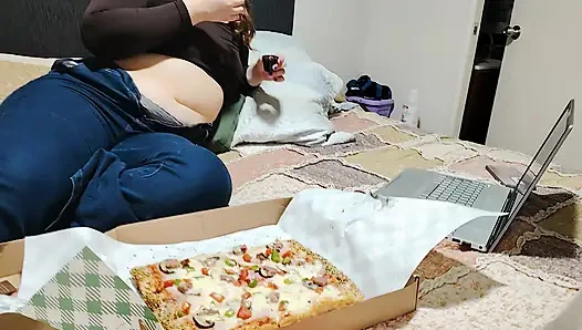 Nicole'ün büyük pizza bingesi: karnı patlayan mutluluk