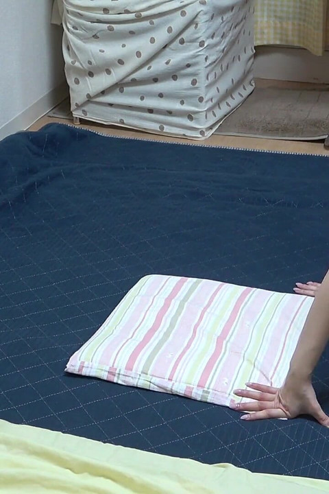 Tanga de la chica del micro bikini, ella tiene problemas con los pezones del sujetador y bikini en el apartamento japonés