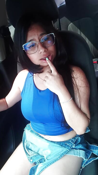 Îl conving pe șoferul Uber să se ocupe de controlul vibratorului meu și mă masturbez în mașina lui.