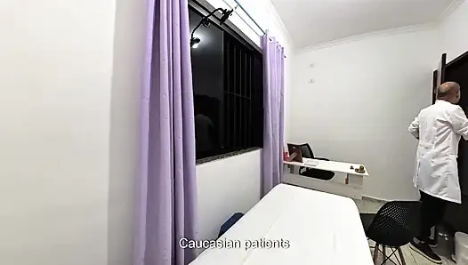 Dokter orthopedi melepas pakaian pasien dan ejakulasi di wajahnya.