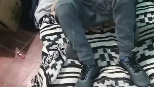 Mädchen mit Montano Kleid mit der Matratze auf dem Boden