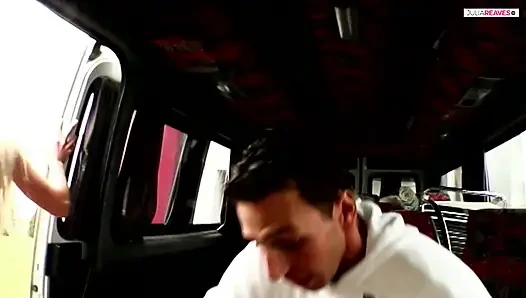 Pertama di dalam mobil, lalu ngentot pacar rambut pirang di rumah