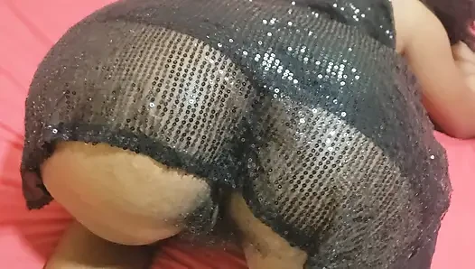 Membungkukkan pantat dan cewek ebony yang cantik membungkuk di atas memek lezat