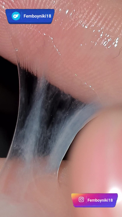 Het pojke visar sin heta sperma