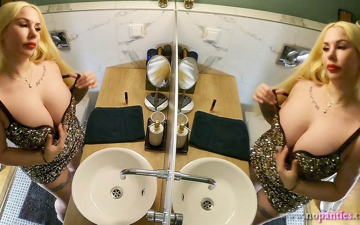 Sexy enge muschi, dicke möpse, dicker arsch, neue freundin ist in der badewanne, schminkt sich und necken OHNE HÖschen