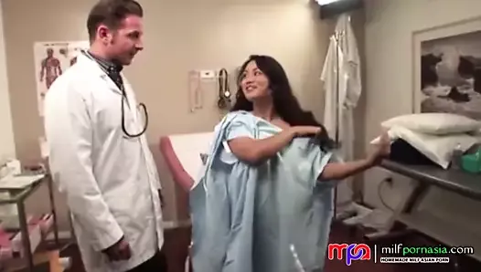 Un docteur sympa baise sa jolie patiente (partie 1 sur 3) .mp4