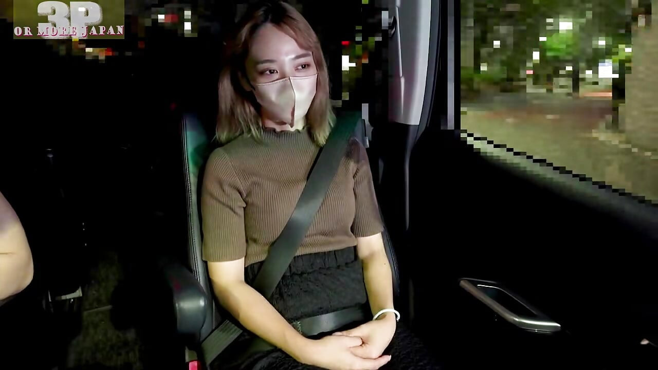 쾌락의 타락한 금발의 아름다움은 강렬하고 따뜻한 열에 굴복