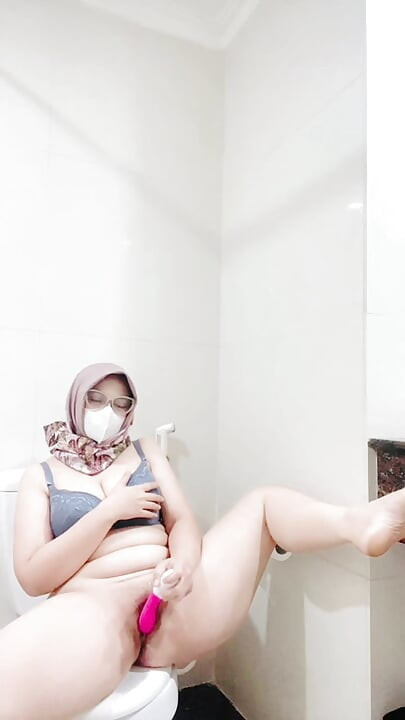 Hijab tobrut playing in the bathroom