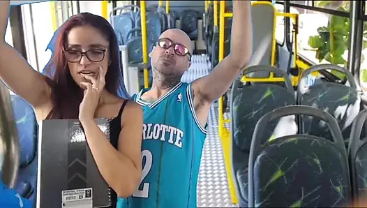 Perverser Dringt in Der Öffentlichkeit in Einem Bus Von Hinten Ein!