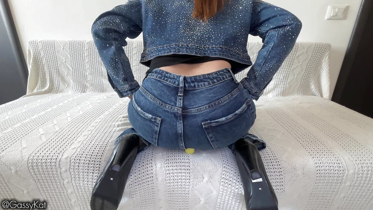 거대한 얼굴의 창녀에게 따먹히는 작은 남자