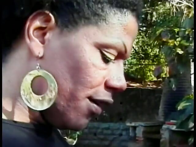 Latina transica vadi svoj veliki kurac da ga slatki tip popuši i igra se s njim