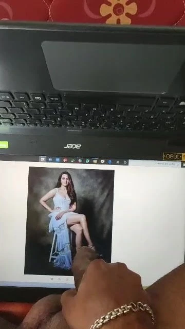 Penghormatan zakar pertama saya pada Sonakshi Sinha