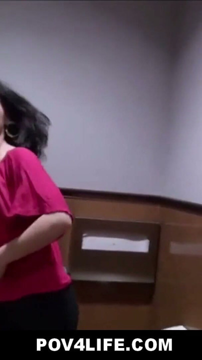 Brunetka nastolatka zerżnięta w łazience zręcznościowej podczas randki POV | Klip 1
