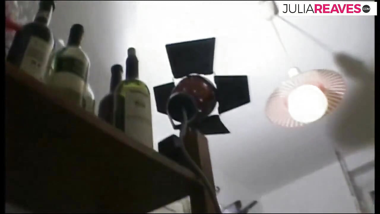 लंच ब्रेक के दौरान डिल्डो के साथ पकड़ी गई सुनहरे बालों वाली कुतिया