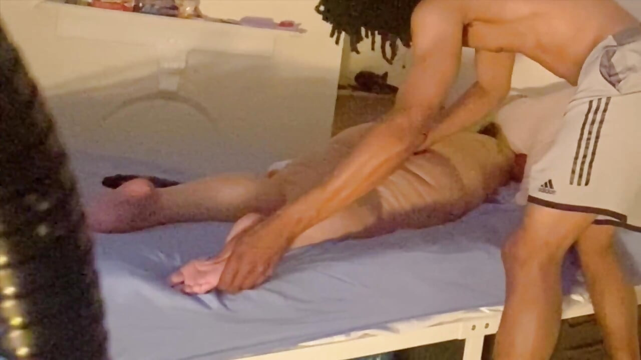 Mát-xa bằng dầu nóng bỏng, bà già thích con cu đen cứng.