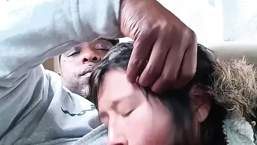 Asyalı sokak fahişesi arabada sakso - riskli yol kenarında gırtlağına kadar alıyor ve yutuyor ve orta yaşlı seksi kadın